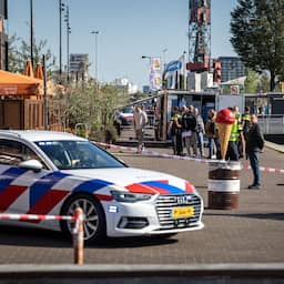 Man doodgeschoten op druk terras in Amsterdam, vuurwapen gevonden in het IJ