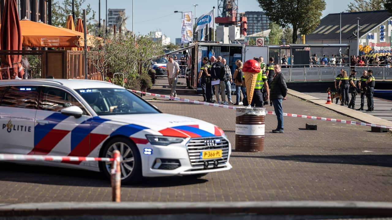 Man doodgeschoten op druk terras in Amsterdam, vuurwapen gevonden in het IJ
