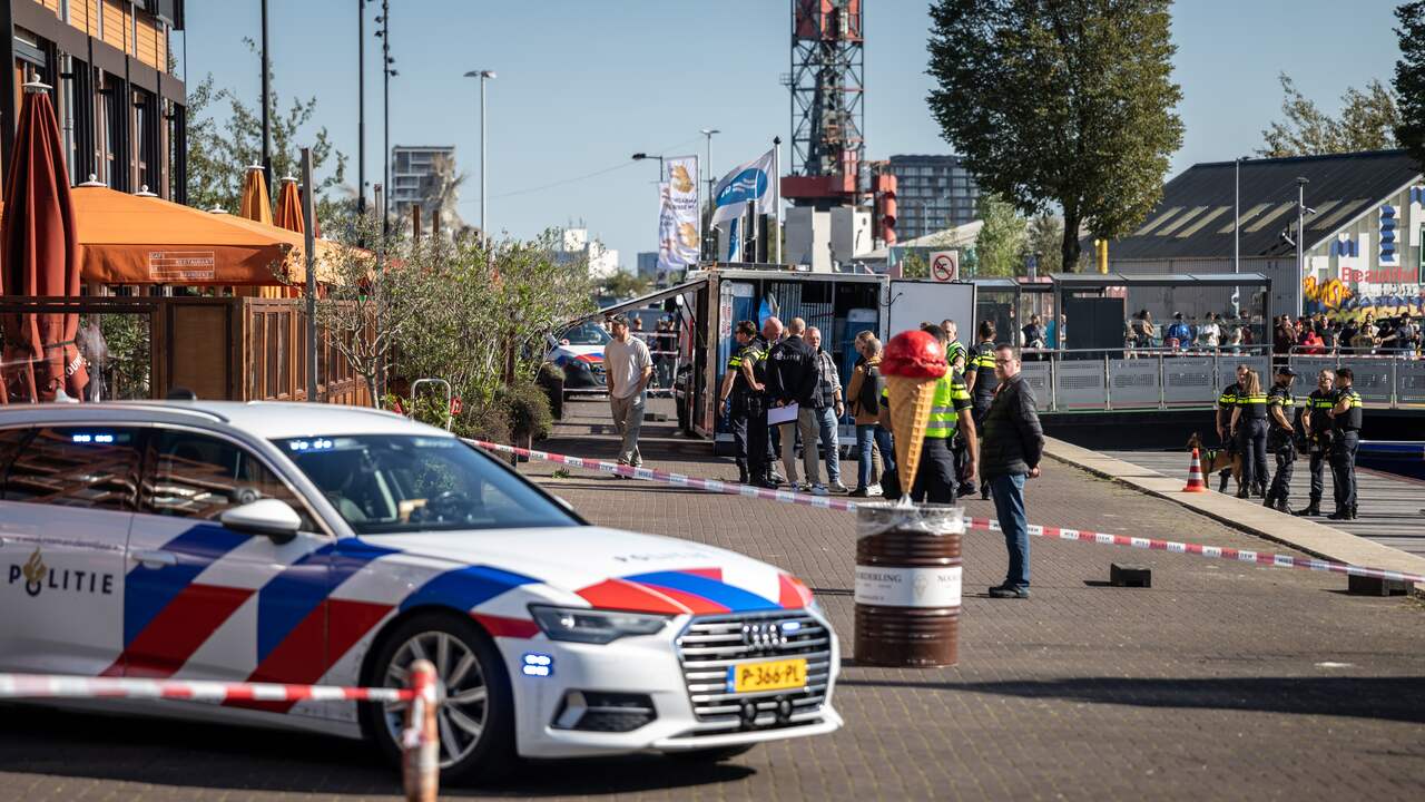 Foto bij Man doodgeschoten op druk terras in Amsterdam, vuurwapen gevonden in het IJ