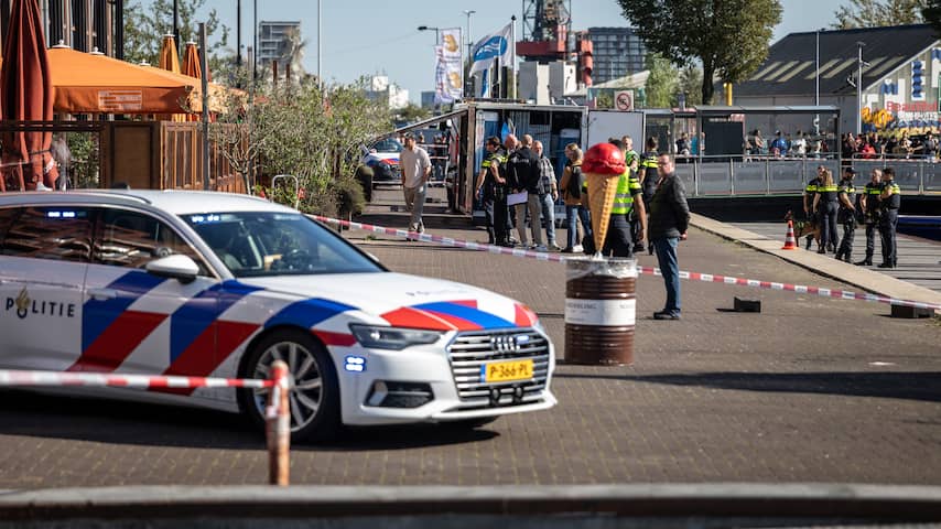 Man doodgeschoten op druk terras in Amsterdam, vuurwapen gevonden in het IJ