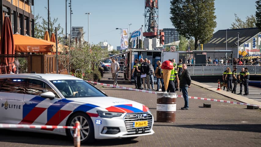 Foto bij Man doodgeschoten op druk terras in Amsterdam, vuurwapen gevonden in het IJ