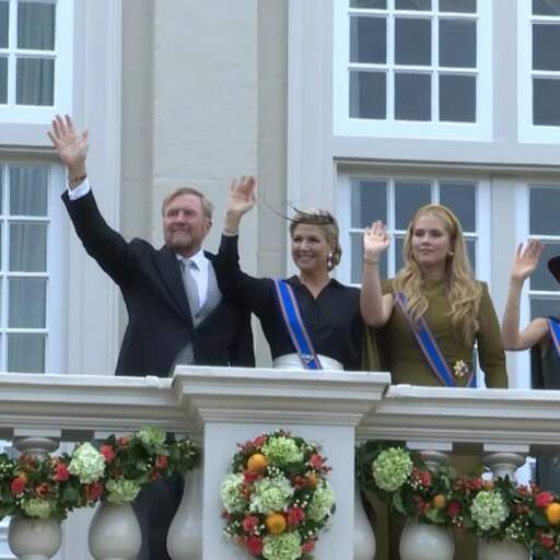 Illustratie bij: Livestream | Koninklijke familie zwaait naar publiek tijdens balkonscène