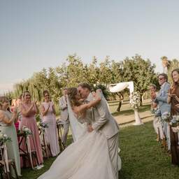 Femke Broeders-Bol bezegelt huwelijk met groot feest op Sardinië: 'Een droom'
