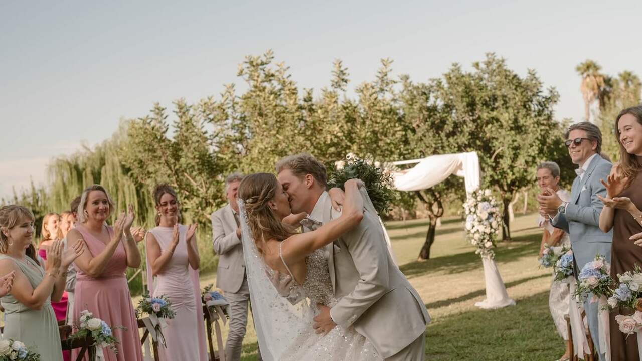 Foto bij Femke Broeders-Bol bezegelt huwelijk met groot feest op Sardinië: 'Een droom'
