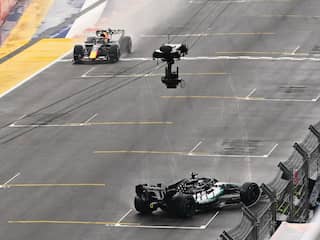 Verstappen wint sprintrace in Singapore na chaos door regen en crash Russell