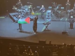 Massive Attack krijgt inreisverbod na roepen 'free Palestine' in Singapore