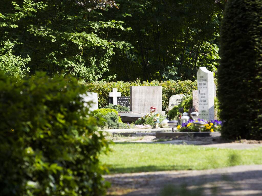 Tientallen grafornamenten vernield op kerkhof in Gronings Musselkanaal