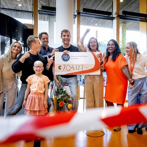 Van der Weijden doneert cheque van ruim 7 ton voor bestrijding kinderkanker
