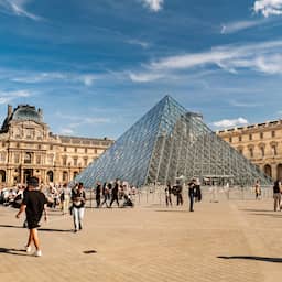 Twee Duitsers opgepakt voor het ophangen van nepkunstwerken in het Louvre