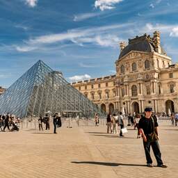 Twee Duitsers opgepakt voor het ophangen van nepkunstwerken in het Louvre