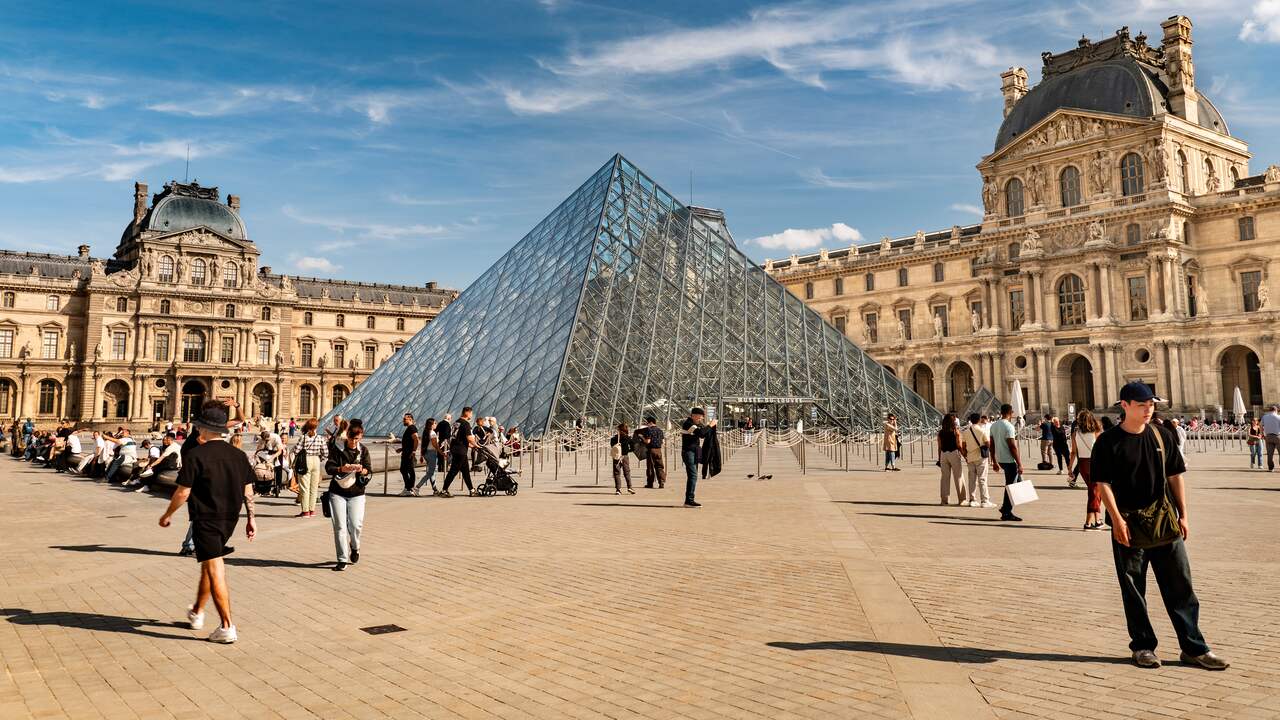 Foto bij Twee Duitsers opgepakt voor ophangen van nepkunstwerken in Louvre