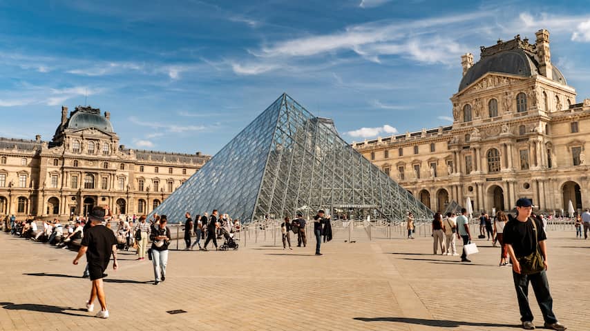 Twee Duitsers opgepakt voor ophangen van nepkunstwerken in Louvre