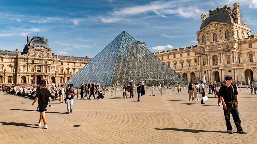 Foto bij Twee Duitsers opgepakt voor ophangen van nepkunstwerken in Louvre