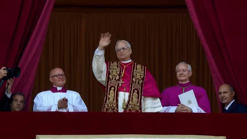 Nieuwe paus maakt zich bekend op balkon Sint-Pietersbasiliek