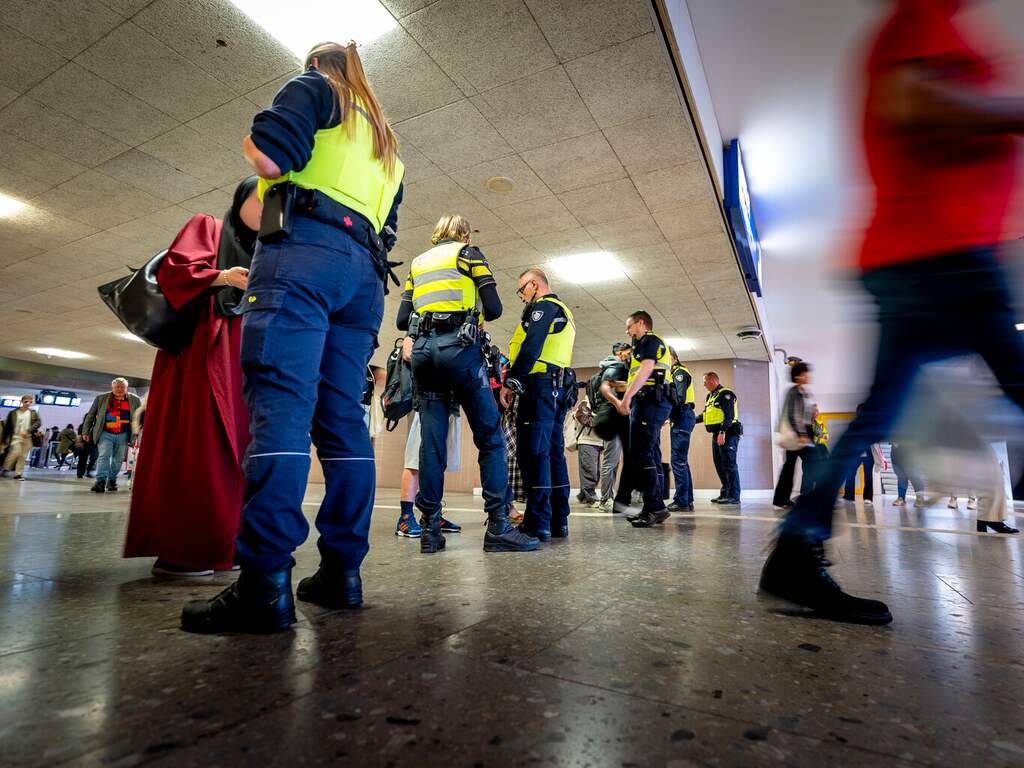 Handhavers treffen trampassagier met babyslang aan in Den Haag