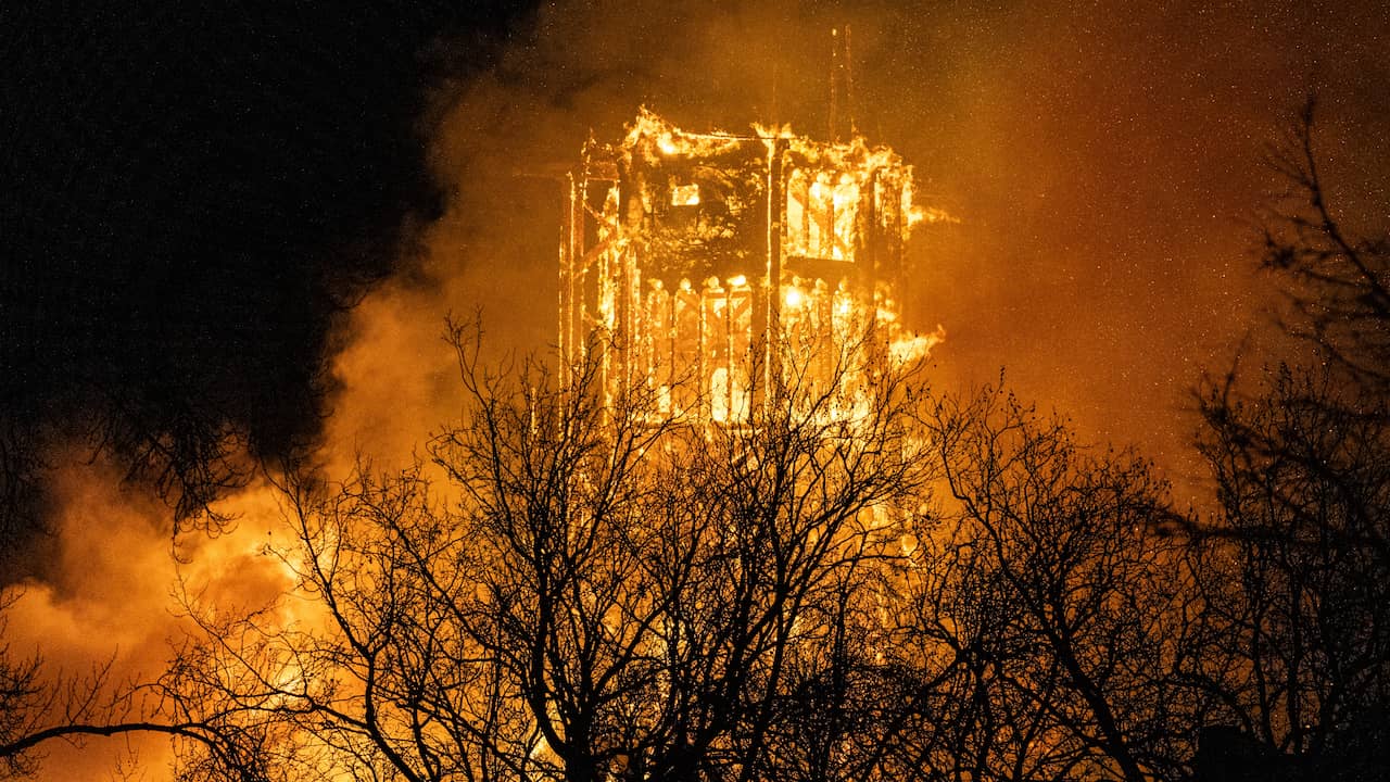 Amsterdamse Vondelkerk verwoest door brand, stort mogelijk helemaal in