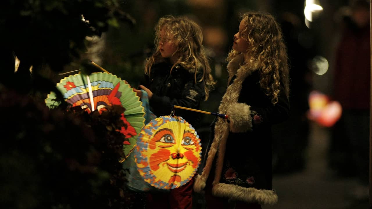 Gemaskerde groep berooft kinderen van snoep tijdens Sint-Maarten in Haarlem