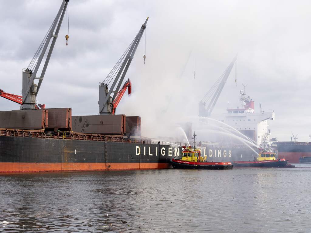Blussen van vrachtschip in Amsterdam kan nog dagen duren
