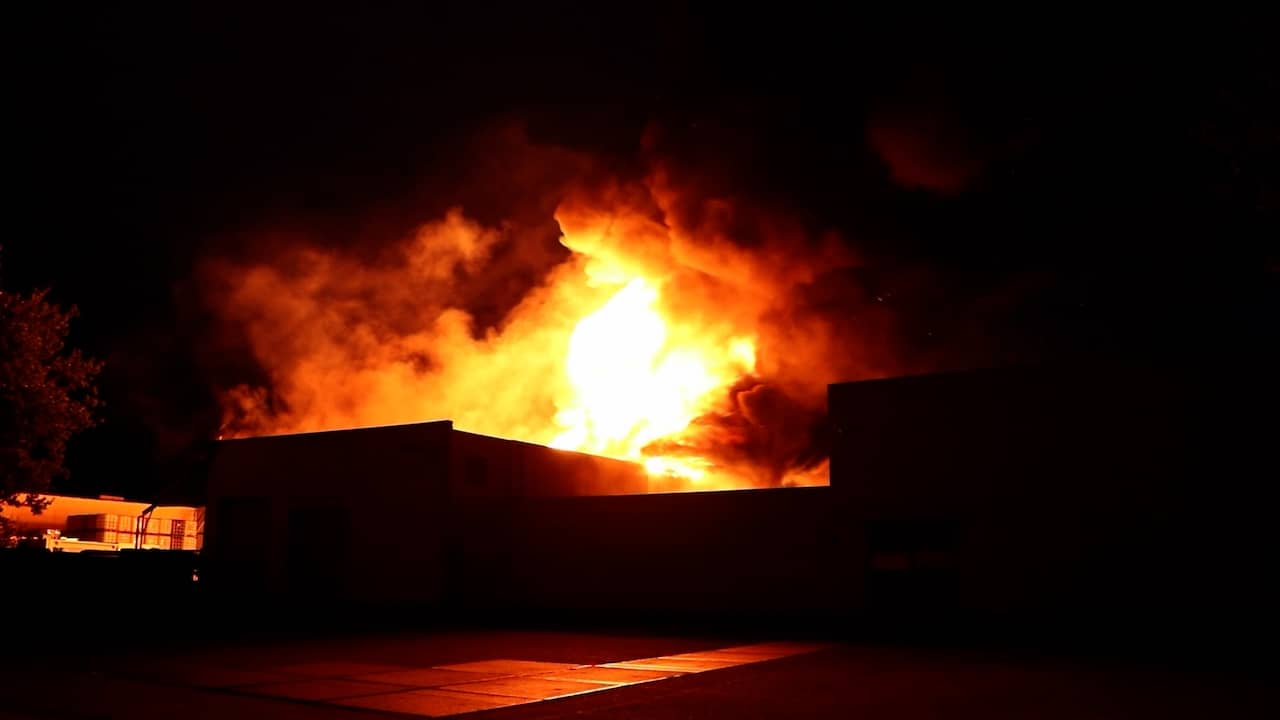 Video | Grote vlammen slaan uit loods in Heerenveen