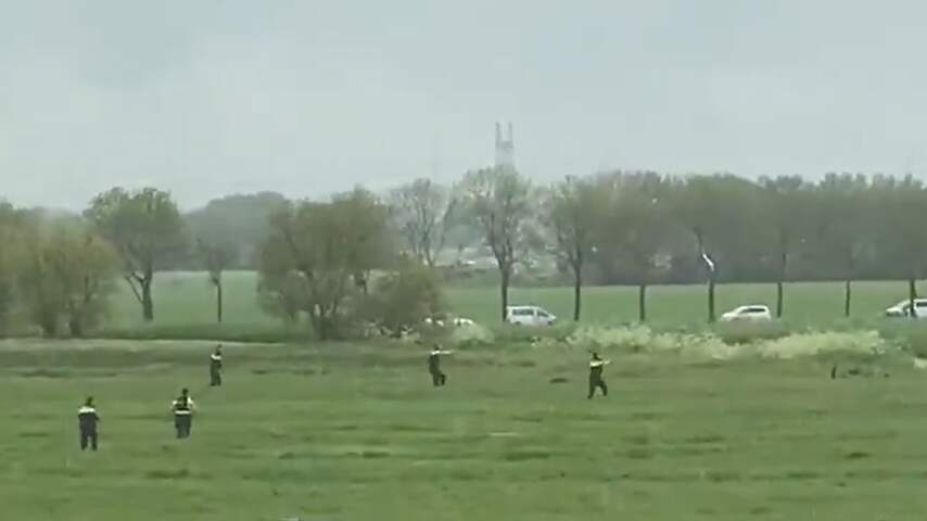 Politie schiet op verdachten in weiland Broek in Waterland