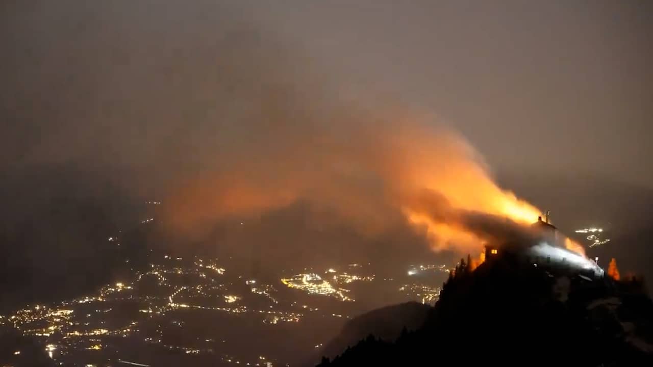 Webcambeelden tonen brand in voormalig theehuis Adolf Hitler