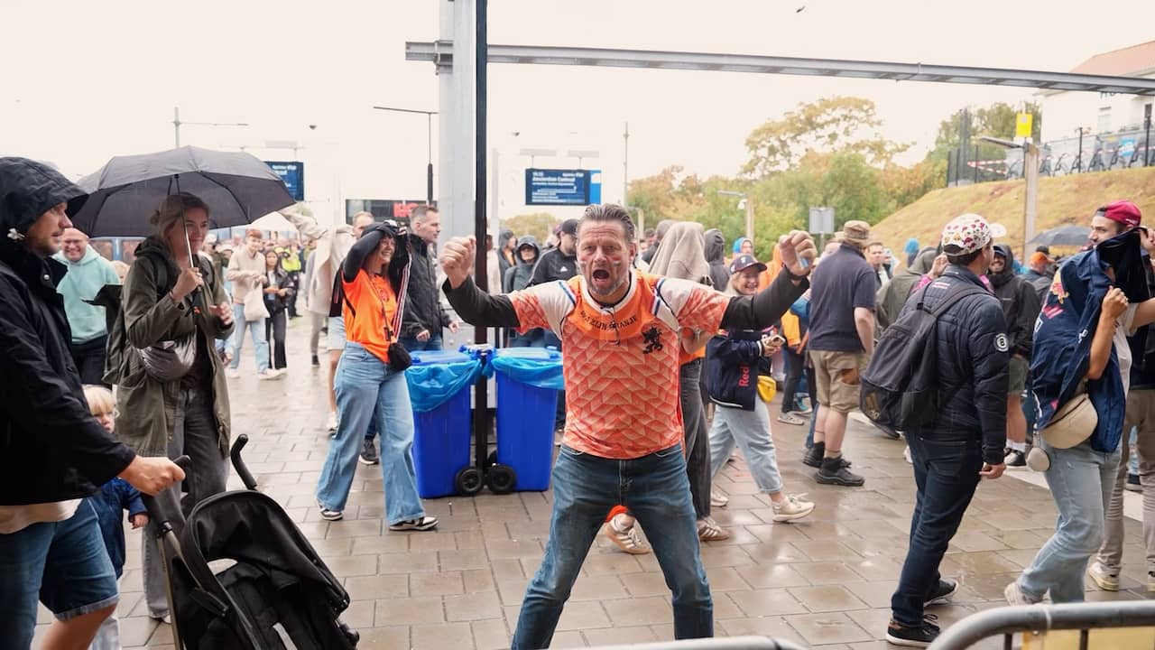 Video | Verregende fans hopen op laatste kunststukje van Verstappen in Zandvoort