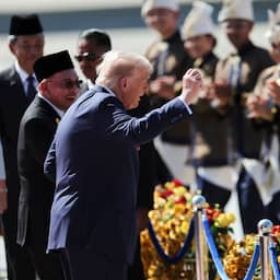 Video | Trump doet zijn campagnedansje bij aankomst in Maleisië