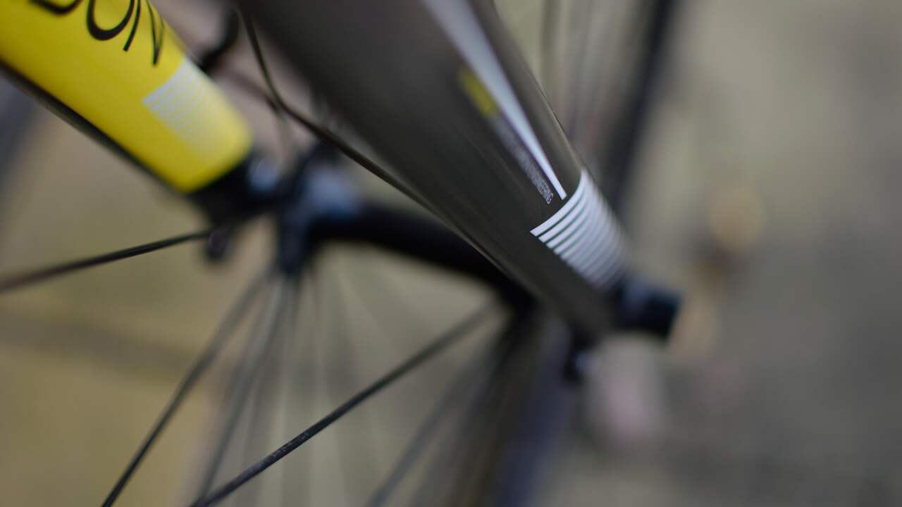 Solexen en derny’s scheuren door straten Ovezande