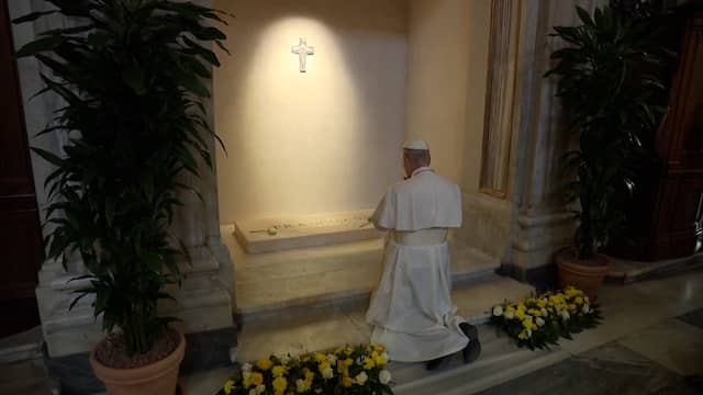 Nieuwe paus Leo XIV bezoekt graf van voorganger Franciscus
