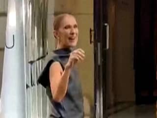 Céline Dion danst en zingt met fans in Parijs