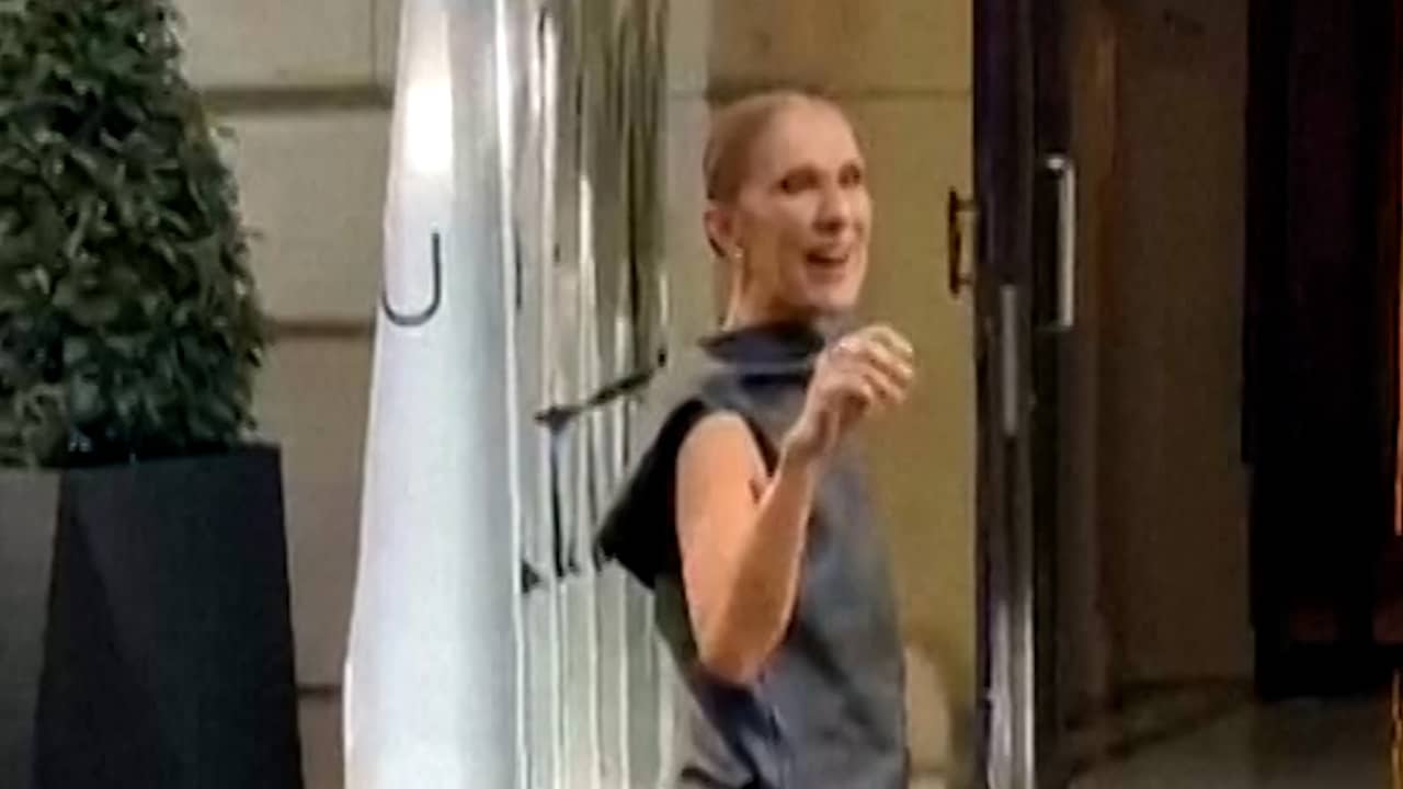 Céline Dion danst en zingt met fans in Parijs