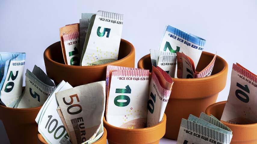 Nederlanders potten meer geld op sinds rentes zijn gestegen | Economie ...