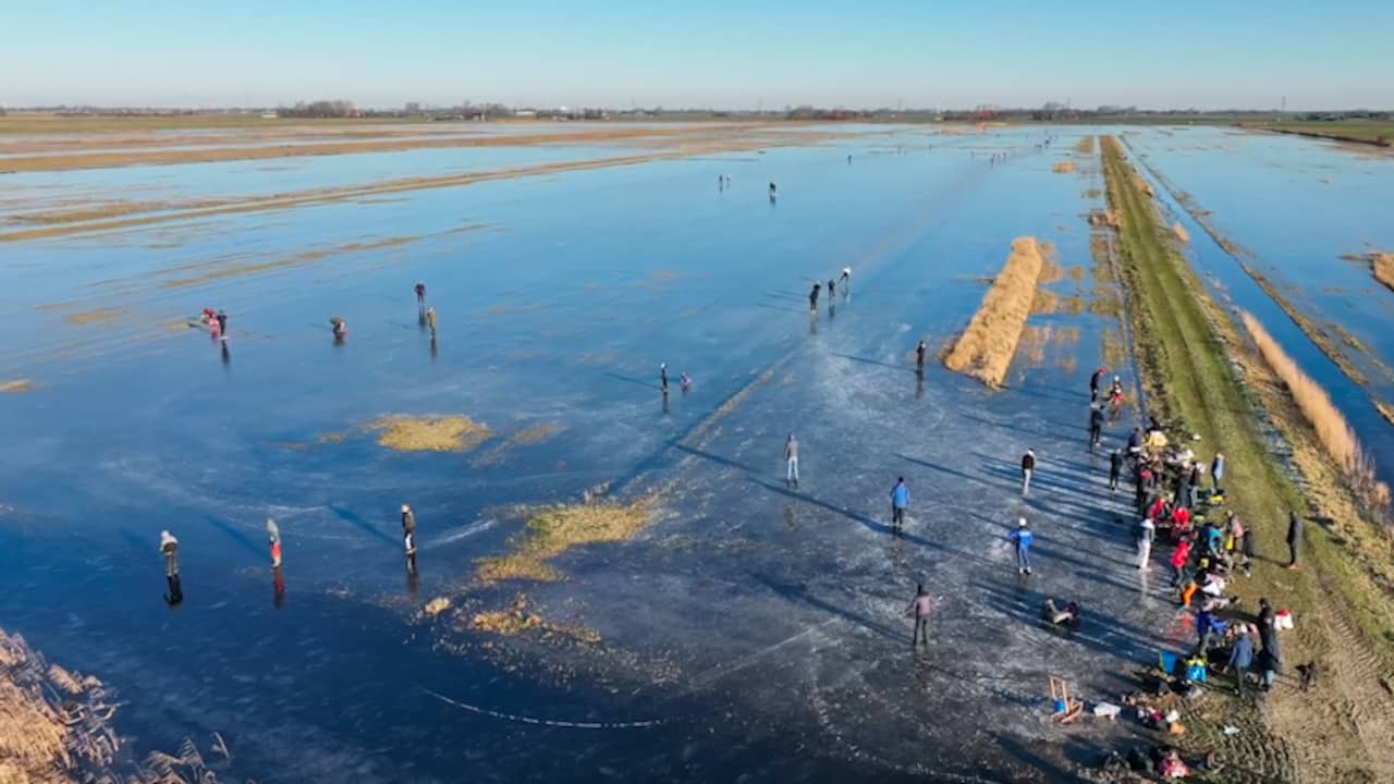 Video | Drone filmt schaatsers op natuurijs in Friesland