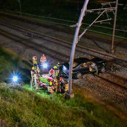 Twee zwaargewonden nadat auto op A50 uit de bocht vliegt en op spoor belandt