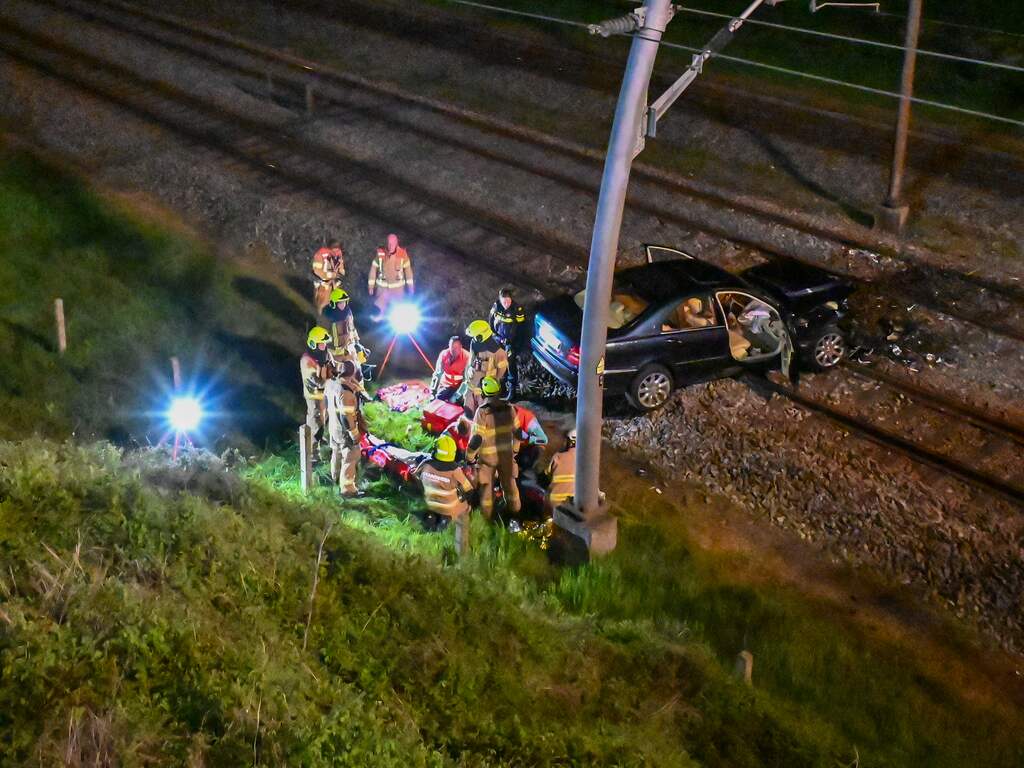 Twee zwaargewonden nadat auto op A50 uit de bocht vliegt en op spoor belandt