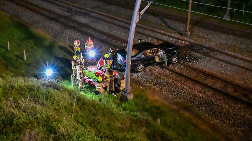 twee-zwaargewonden-nadat-auto-op-a50-uit-de-bocht-vliegt-en-op-spoor-belandt.jpg