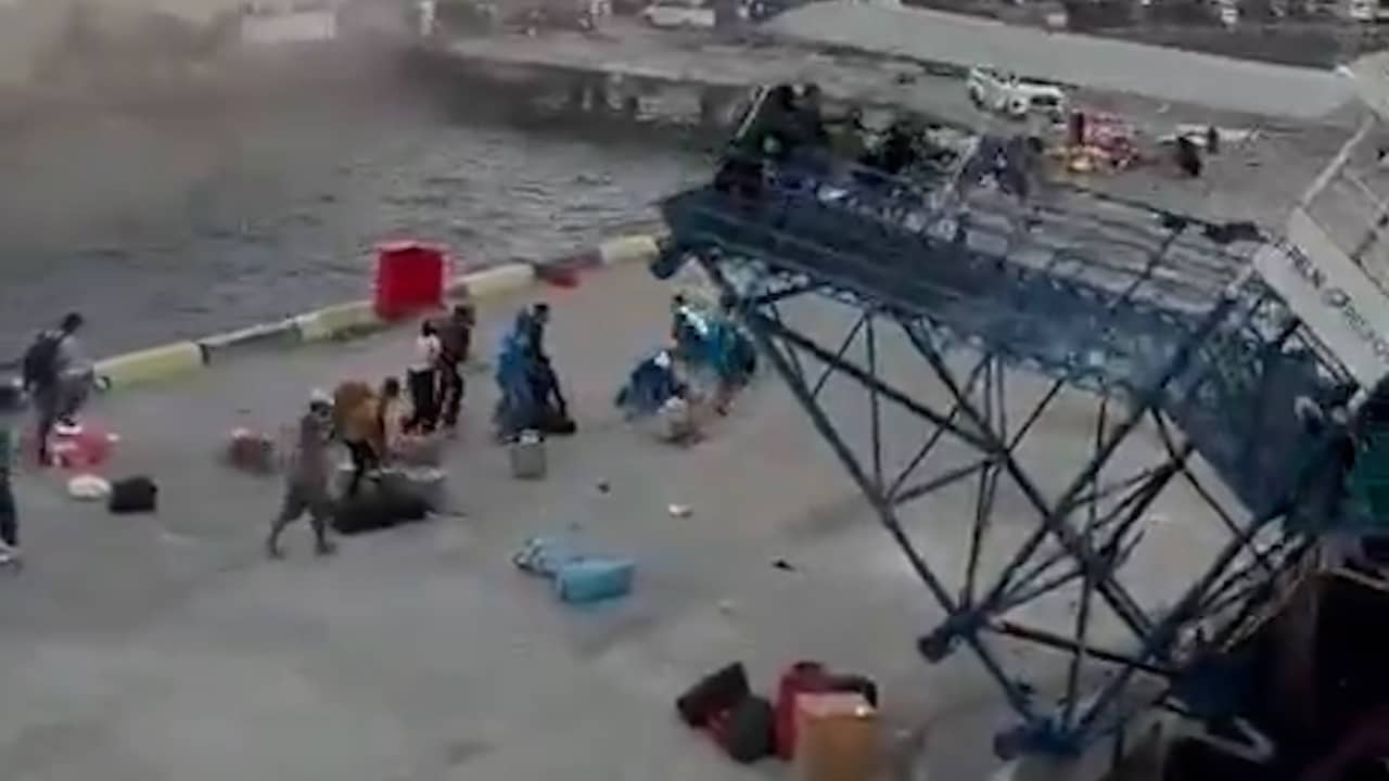 Mensen vallen van loopbrug in zee tijdens zware aardbeving in Indonesië