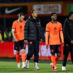 Teruglezen | Van Dijk chagrijnig vliegtuig in, Koeman ziet verlies als wake-up call
