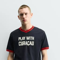 Modeketen Zara haalt WK-shirts met foute tekst 'Curaçau' uit de verkoop