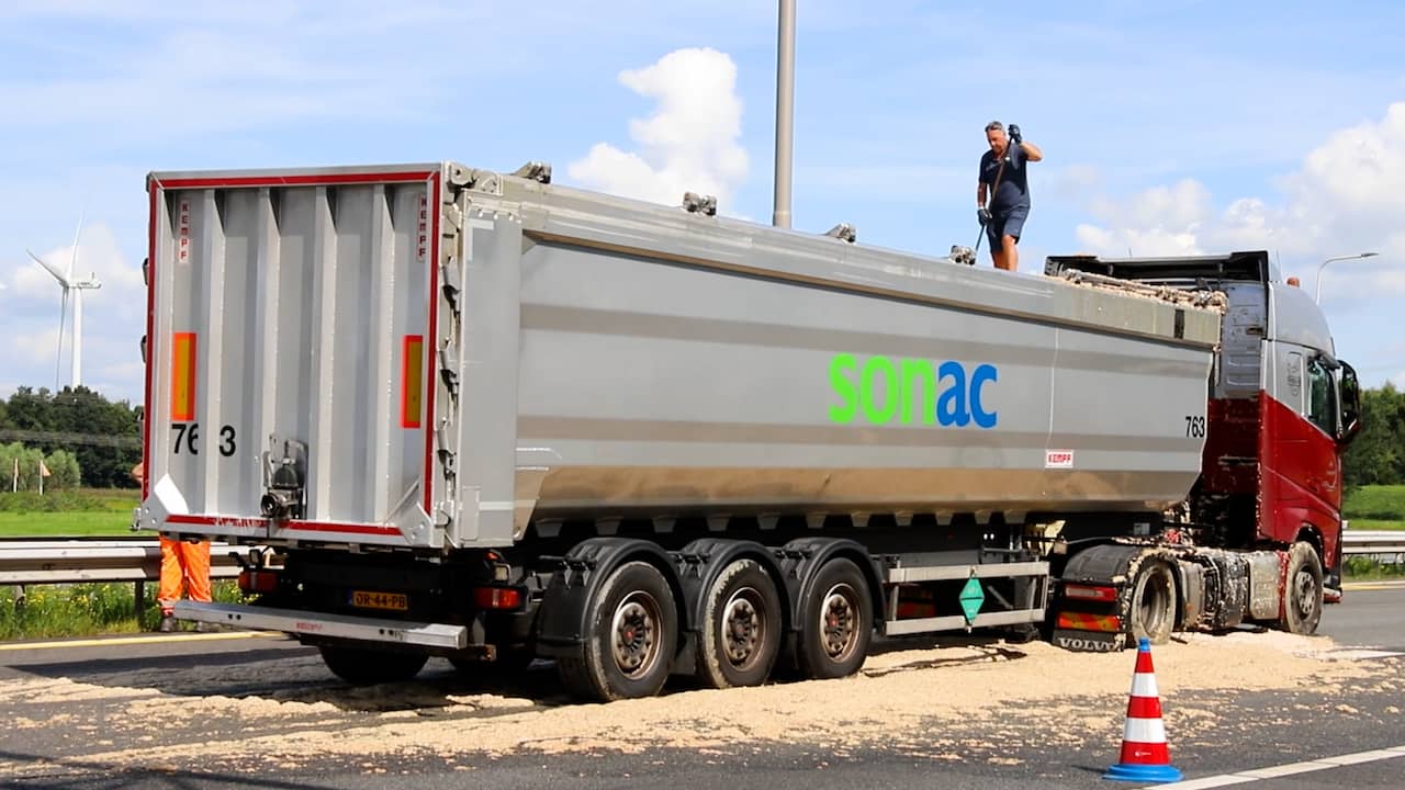 Video | Vrachtwagen verliest slachtafval op snelweg bij Zwolle