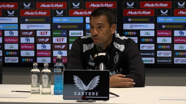 Van Bronckhorst over vuurwerkincident: 'Een normaal denkend mens keurt dit af'