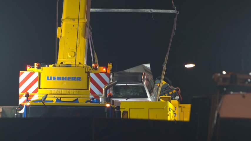 Politie haalt auto uit water in Winschoten na vondst van lichamen