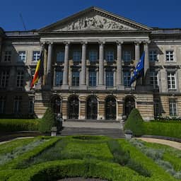 Vlaamse politicus nacht opgesloten in wc van parlement, met koevoet bevrijd