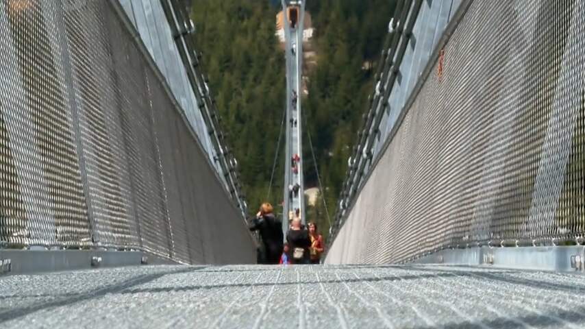 Tsjechië opent langste voetgangersbrug ter wereld in skigebied