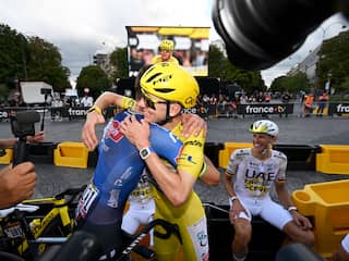Live Tour | Van der Poel uitgeput na bizarre zege in slotrit naar Champs-Élysées