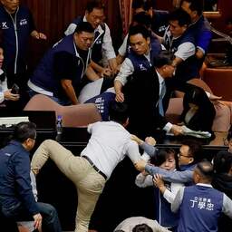 Video | Taiwanese parlementariërs met elkaar op de vuist tijdens debat