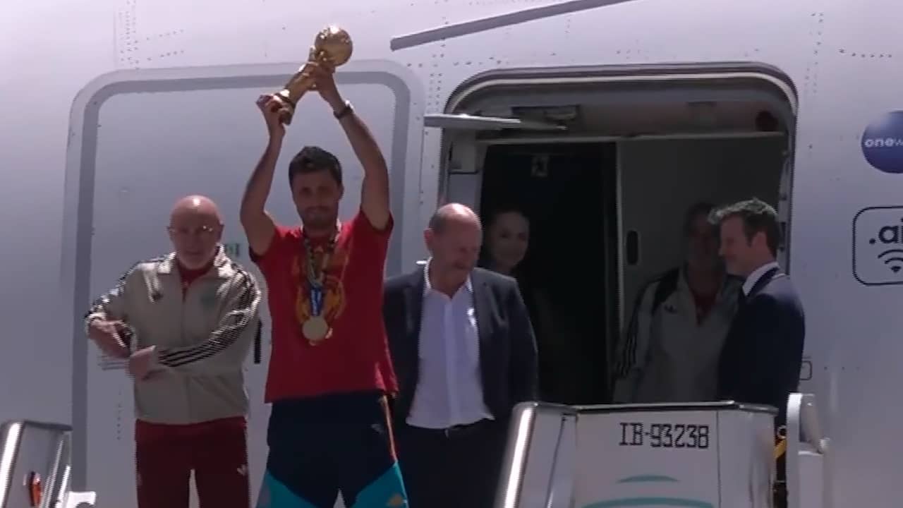 Rodri stapt met wereldbeker uit vliegtuig nadat Spanje in Madrid is geland