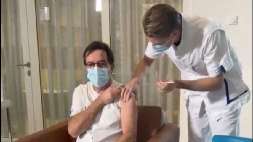 Diederik Gommers laat zich vaccineren