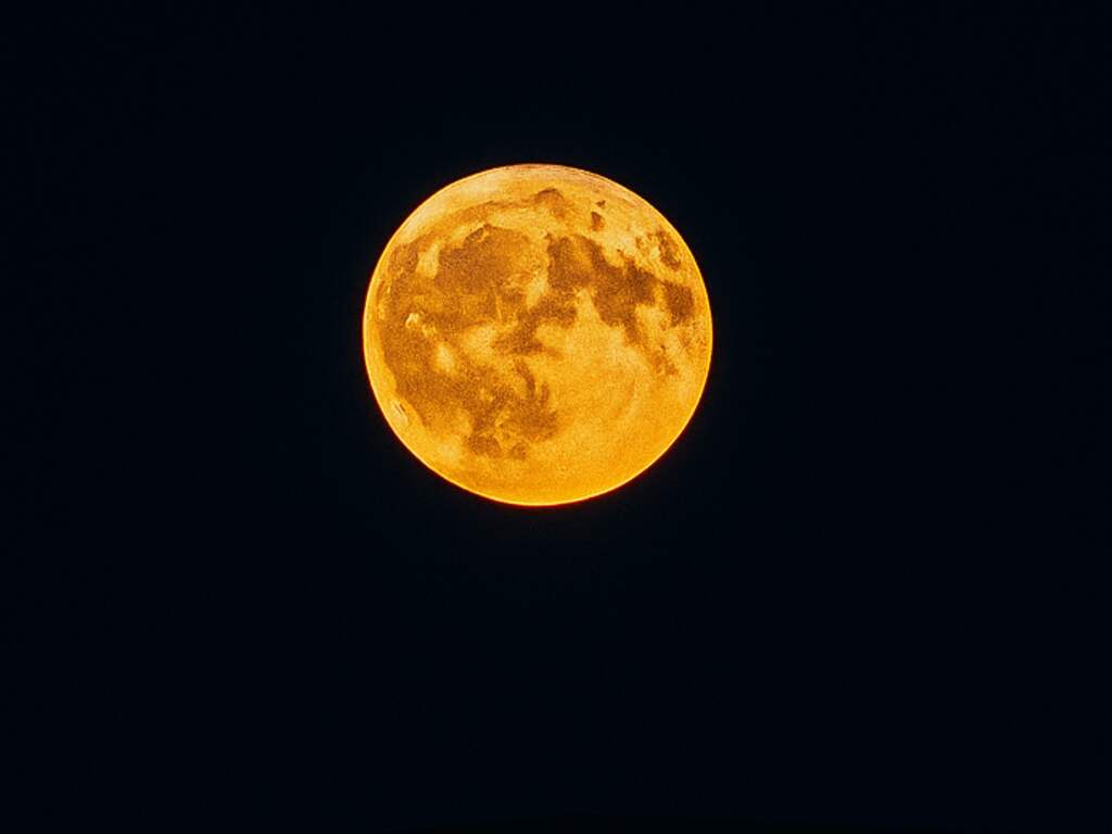 Jullie mooiste foto's van de zeldzame 'aardbeienmaan'