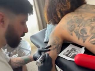Spaanse wereldkampioen Cucurella laat tatoeage van bondscoach zetten